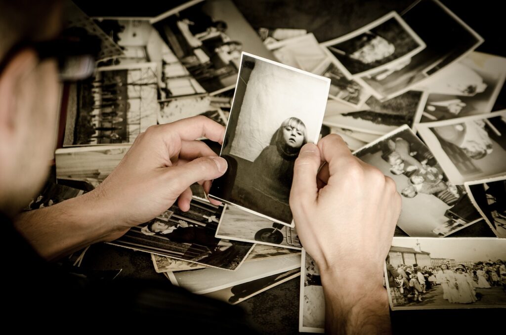  hands hold old photos