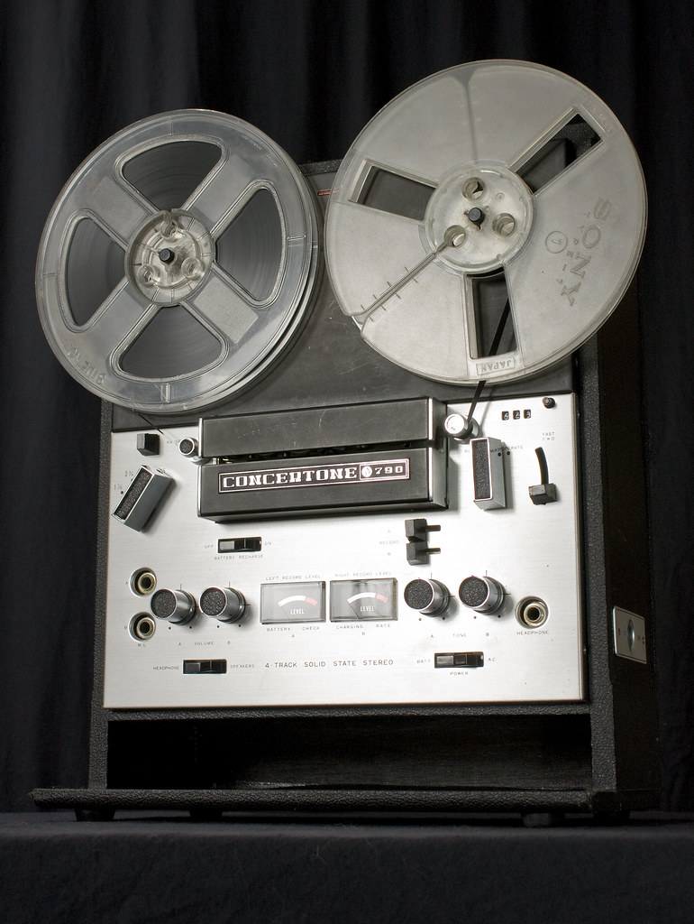 Reel to reel tape player